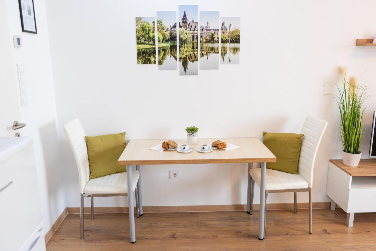 Sweet Home Apartman , 30Sqm Studio, Free Private Parking, Mountain View, Balcony, 20 Min From Downtown Budapest Exterior foto