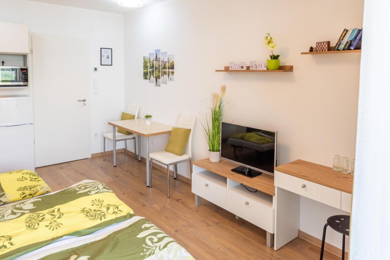 Sweet Home Apartman , 30Sqm Studio, Free Private Parking, Mountain View, Balcony, 20 Min From Downtown Budapest Exterior foto